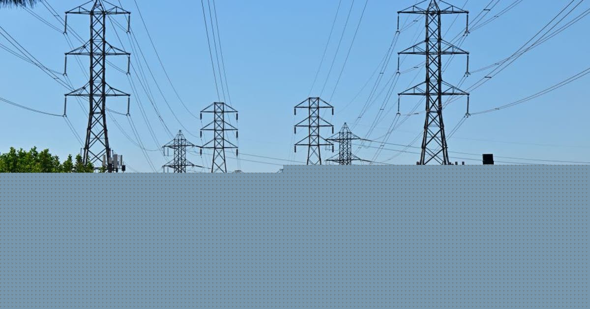 Power cuts possible for wildfire-prone WA residents over weekend near Chelan, Manson
