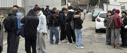 "Moi j’ai commencé à fumer avec les puffs et après les cigarettes" : comment le phénomène des vapoteuses jetables gangrène les cours des lycées