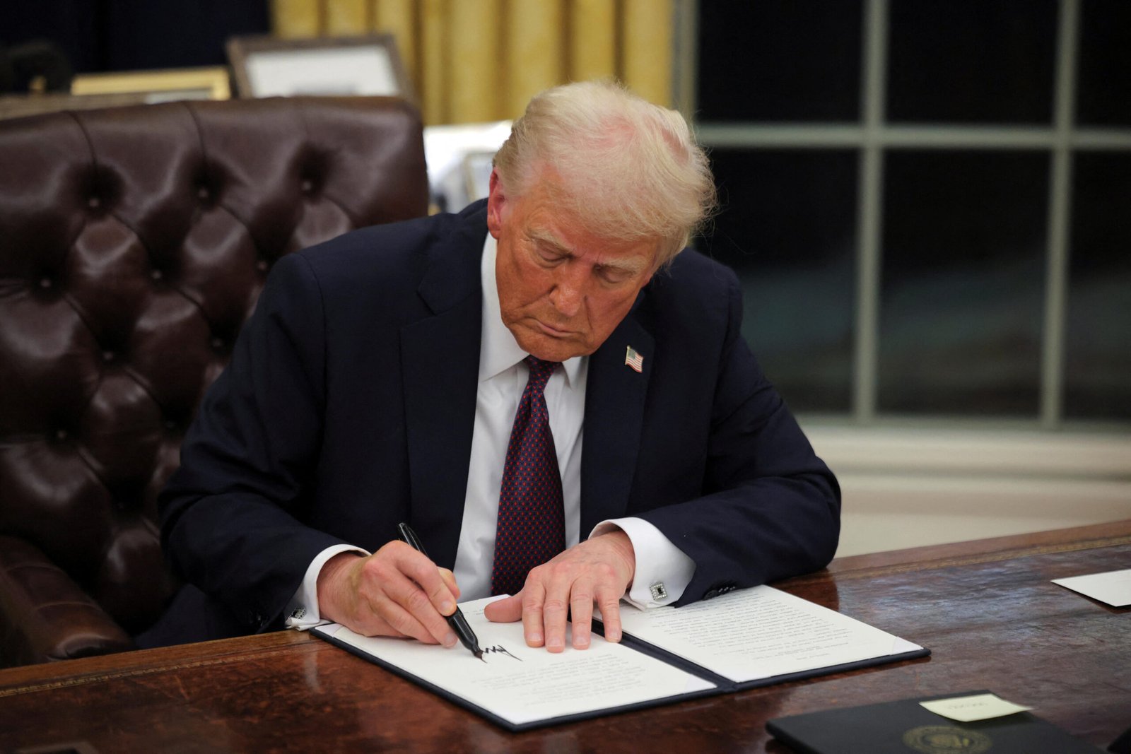 Madaxweynaha dalka Mareykanka Trump oo hanjabaad culus u diray kooxaha burcad badeedda Soomaalida