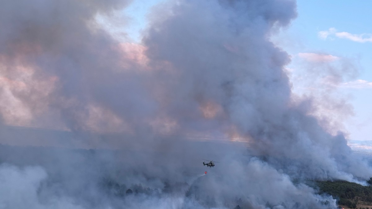 (FOTO, VIDEO) DIM SE STOPIO S OBLACIMA, HELIKOPTERI SE BORE S VATROM Jezivi prizori iznad Deliblatske peščare: MUP se hitno oglasio zbog OGROMNOG POŽARA, angažovane SVE JEDINICE