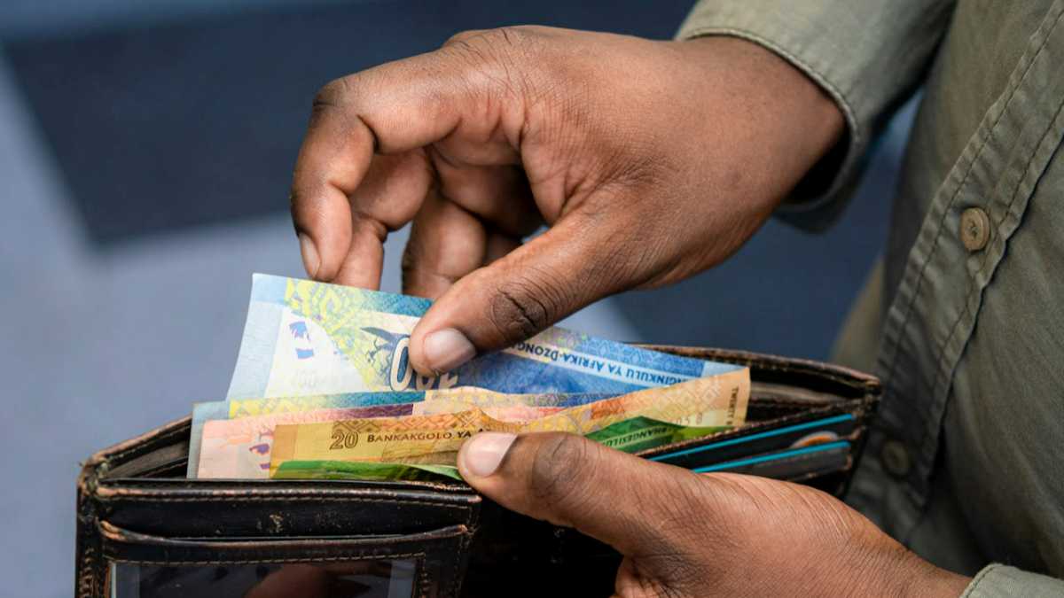 SAPS shares important safety tips for SASSA beneficiaries collecting their grants