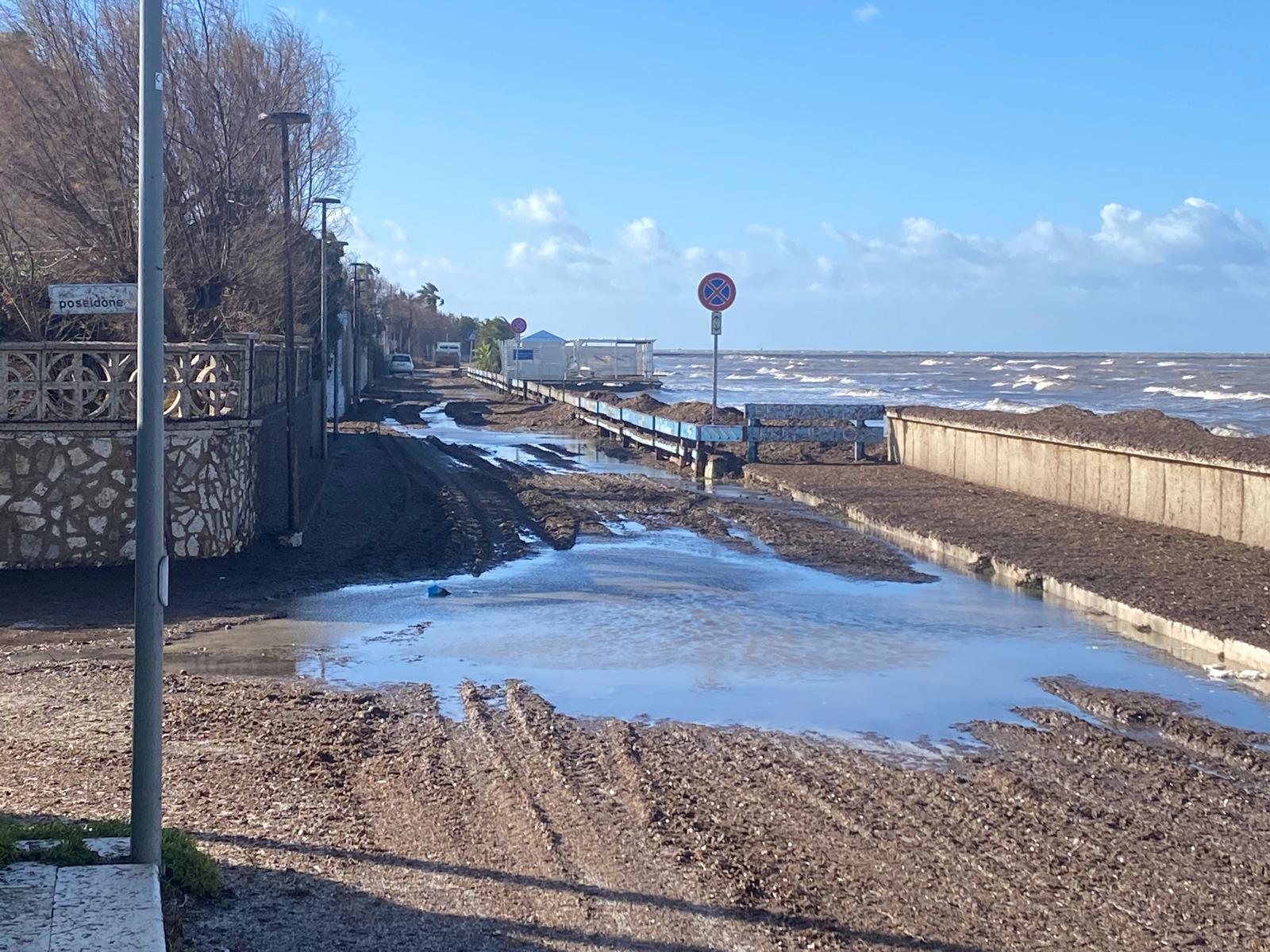 Mareggiata a Marausa: viale Mothia invaso da acqua e detriti