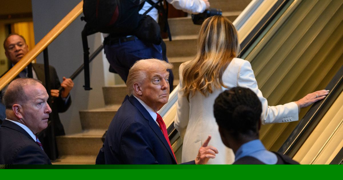 Melania Trump labeled 'boss' after escalator entrance hilariously goes wrong