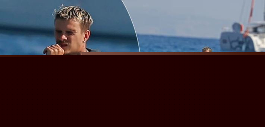 Romeo Beckham rikthen stilin ikonik të Davidit/ Shfaqet biond dhe me muskuj në Ibiza
