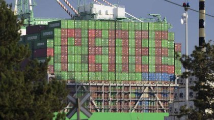 Container ship in Port of Tacoma raises questions about rumored Renee Good tribute
