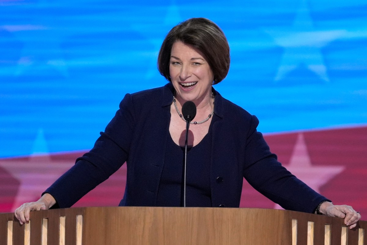Senadora demócrata Amy Klobuchar anuncia su candidatura a gobernadora de Minnesota