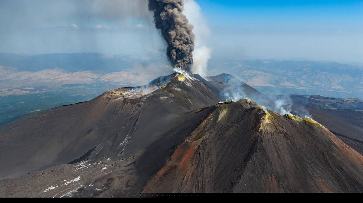 Mount Etna eruption in Sicily sends ash into sky causing flight chaos