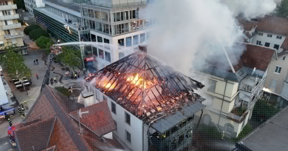150 Kräfte im Einsatz - Dachstuhl in Dornbirner Innenstadt in Vollbrand