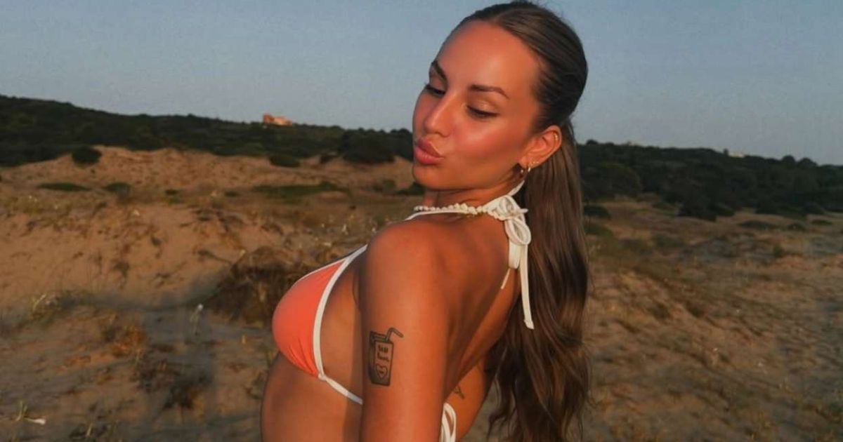 Ανδρομάχη: Οι φωτογραφίες με πορτοκαλί μπικίνι που έκλεψαν τις εντυπώσεις [pics]