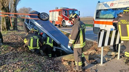 L’auto si ribalta nel fosso, gravi due sessantenni