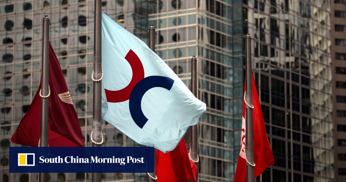 Hong Kong stocks reverse losses on commodity, property sector gains