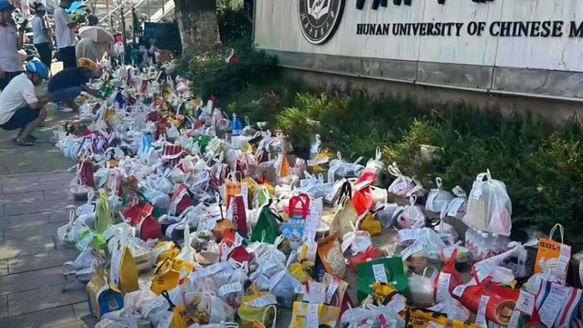 Why University Gates In China Are Lined Up With Food & Courier Packages, And Nothing Ever Goes Missing