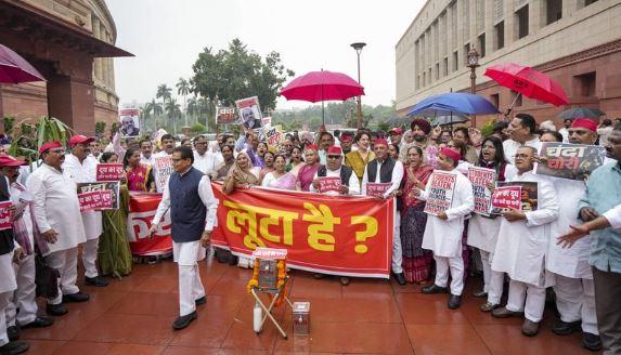 NDA, INDIA Bloc MPs clash outside Parliament over Jharkhand police action, Ram temple funds