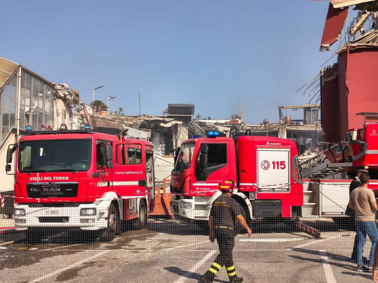 Crolla palazzina a Messina, si cercano eventuali dispersi tra macerie