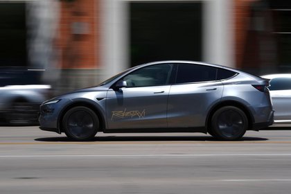 Tesla stock climbs on Q4 earnings beat, Optimus robots on track for end-of-year production