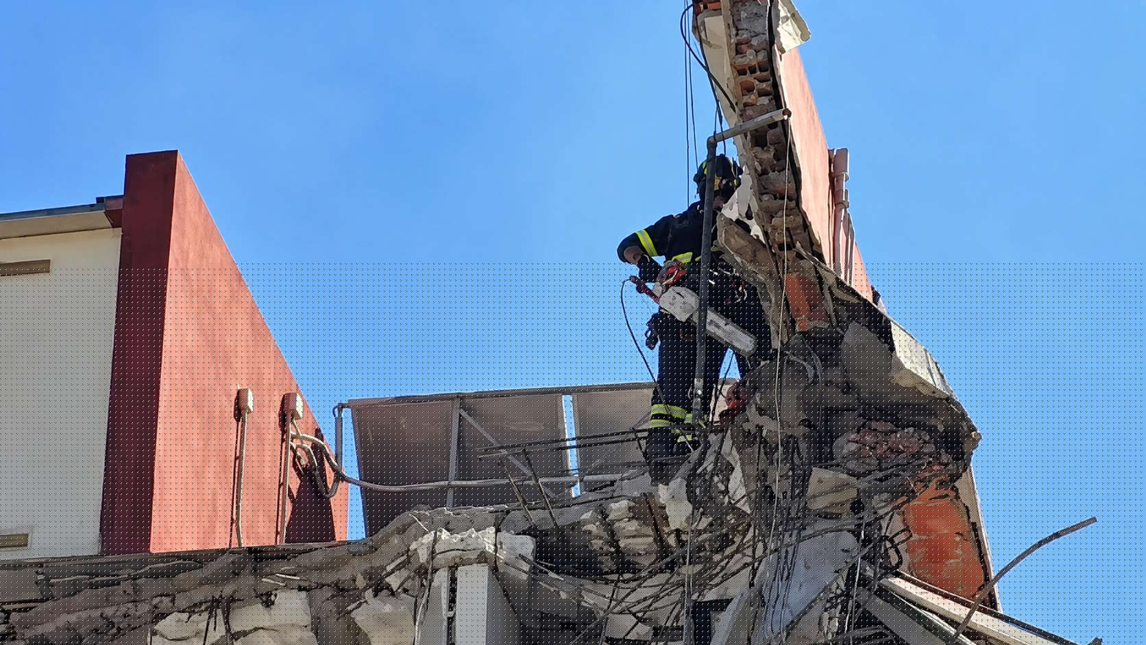 Continuano le ricerche dei dispersi dopo il crollo a Messina, il sindaco chiede lo stato di emergenza