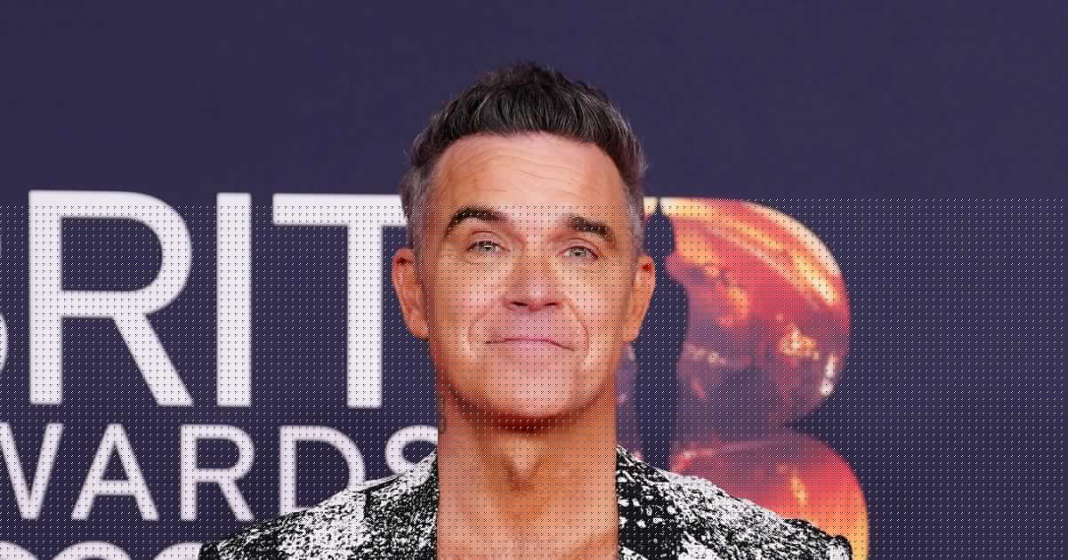 Robbie Williams pokes fun at ‘deeply unprofessional’ blunder in World Cup show