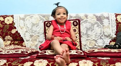 Aos 2 anos, menina é sentada ao trono como nova 'deusa viva' no Nepal; entenda a tradição