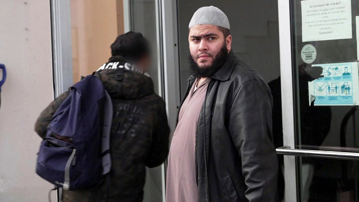 Der Hassprediger aus Bremen: »Wenn ihr seht, dass jemand die Tat macht, dann sollt ihr beide töten« - SPIEGEL TV