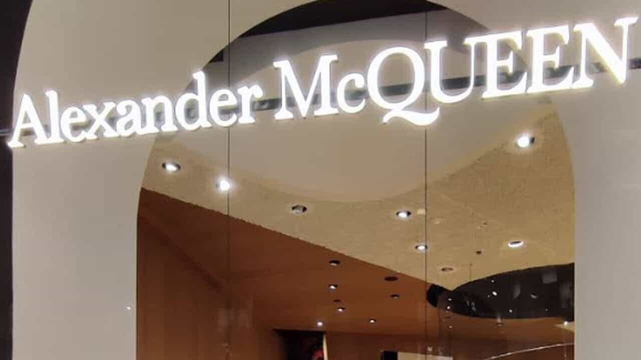 Crisi Alexander McQueen, dipendenti a rischio licenziamento: "In esubero un terzo dei lavoratori"
