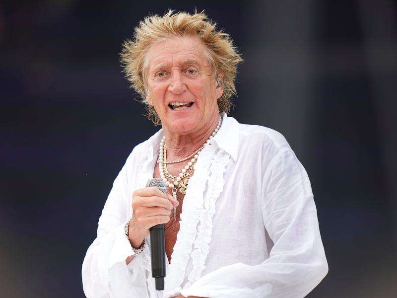Rod Stewart calls off tour dates after stent procedure