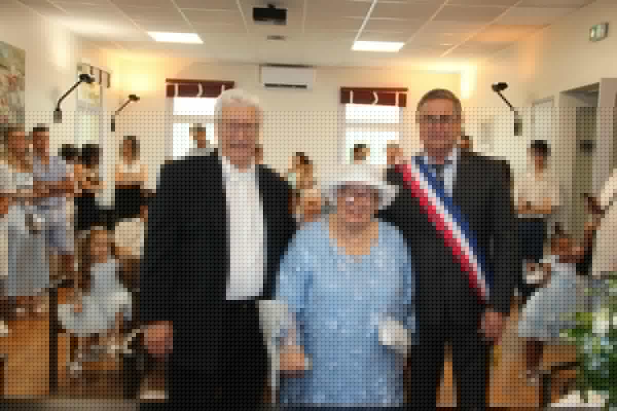 Après 60 ans de mariage, ce couple renouvelle ses vœux et révèle le secret de son amour dans ce village du Var