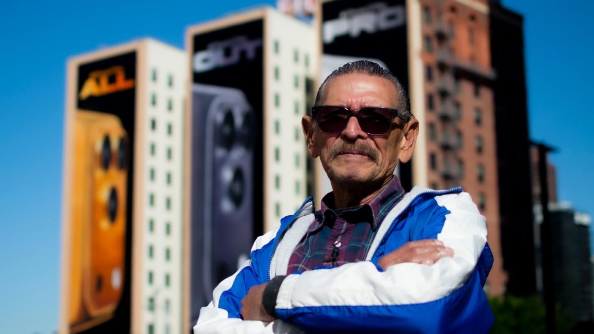 Consulate General of Mexico in LA honors billboard painter with award