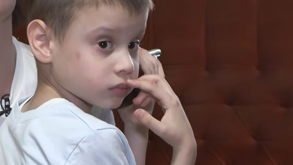 MALI OGNJEN (7) JE SA SAMO DVE GODINE PRESTAO DA GOVORI Roditelji iz Glogonja u lavovskoj borbi za sina: "On je naš mali vojnik, a sada nam treba 45.000 evra za terapiju koja će mu vratiti glas"