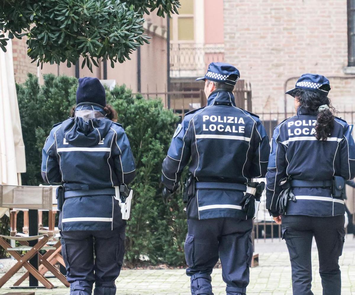 Si denuda al Parco Moro. Intervengono i vigili urbani