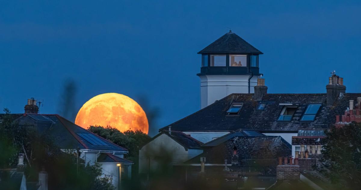 Incredible moment Buck Moon rises behind Falmouth Observatory Guest House