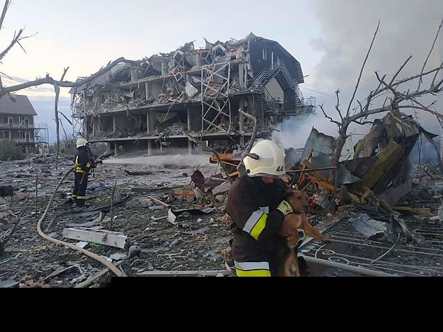 Russia’s Overnight Barrage Kills Three, Triggers NATO Alerts as Ukraine Hits Oil Refineries