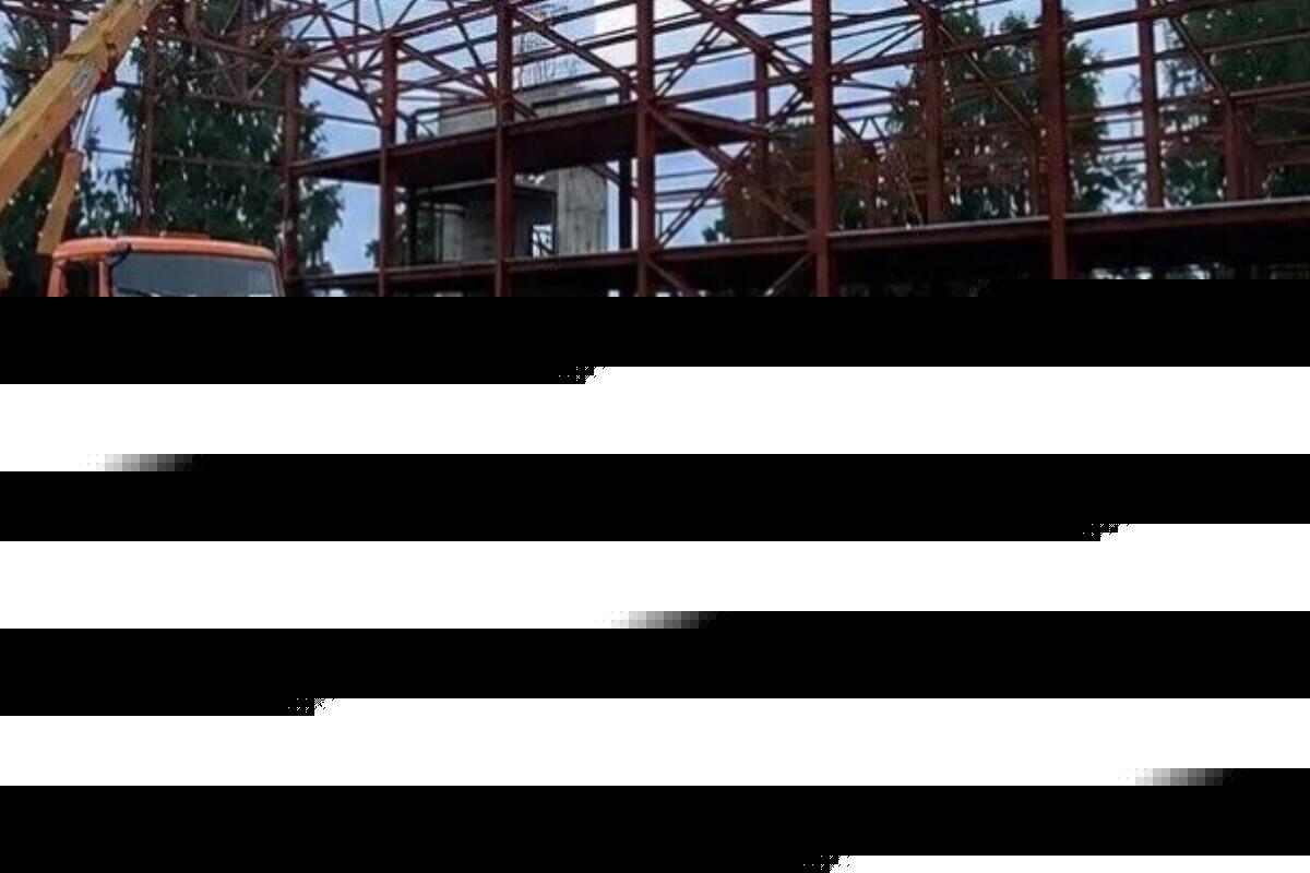 В Лодейном Поле монтируют металлический каркас для будущего ФОКа