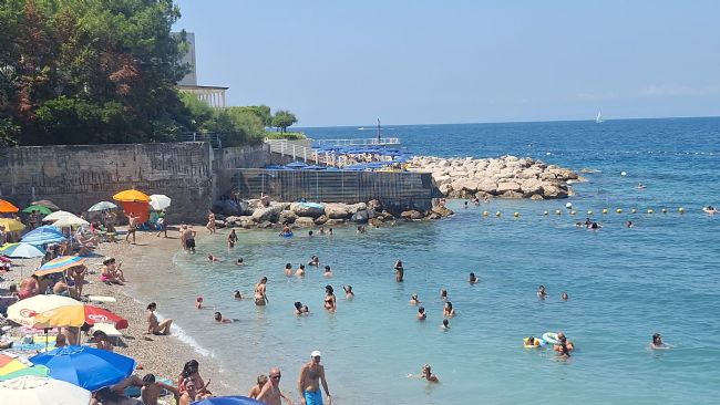 #Cronaca #Castellammare -  Borrelli a Pozzano punta il dito contro «il muro della vergogna che impedisce l'accesso a una parte della battigia e copre anche la visuale»
