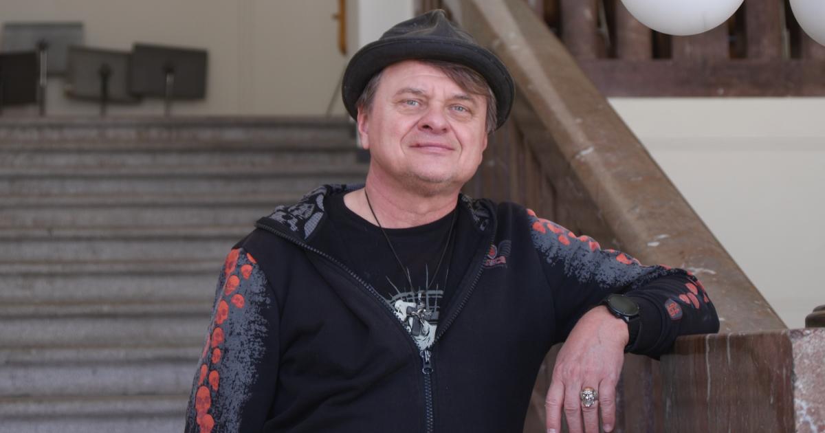 Alex a host: Vilém Čok: Kačeří znělku hrajeme na koncertech v tvrdý rockový podobě a fanoušci ji řvou s námi (audio)