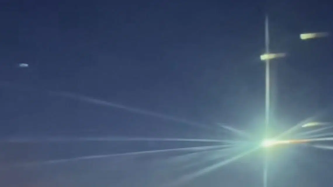 Azafata captura en video el paso de un meteorito sobre Rusia desde 10,000 metros de altitud durante vuelo comercial