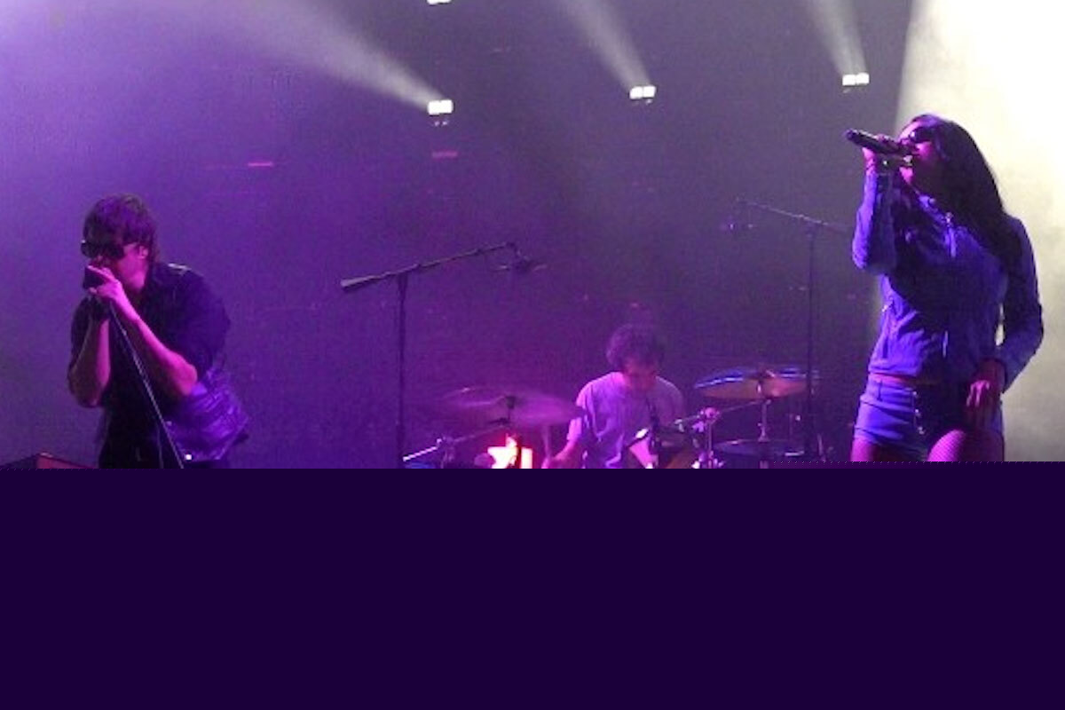 Gli Strokes e Charli XCX hanno qualcosa in comune