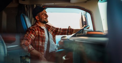 Ile zarabia kierowca ciężarówki w Polsce? Wynagrodzenia netto i braki kadrowe w transporcie