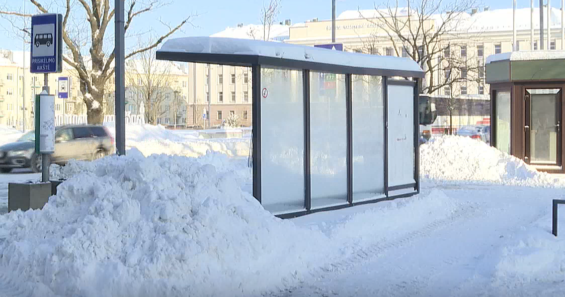 Sniego krūvos siekia ir 3 metrus: savivaldybės imasi išvežti sniegą, trukdantį eismui