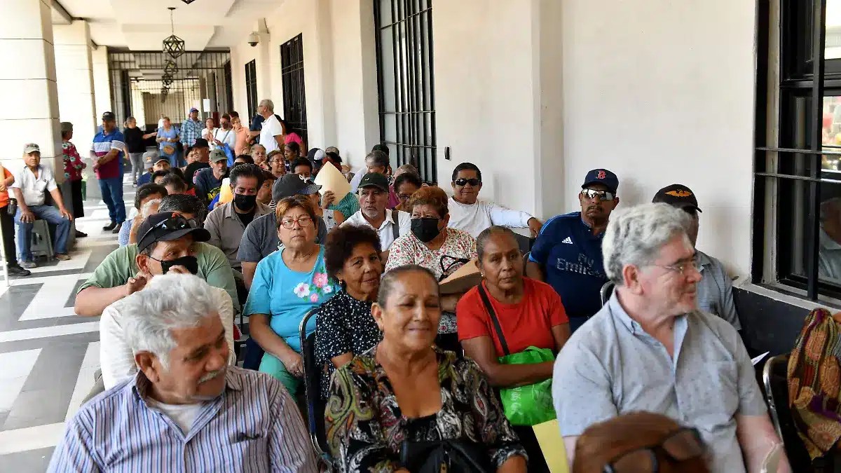 Adultos mayores que sí podrían cobrar doble pensión en septiembre de 2026