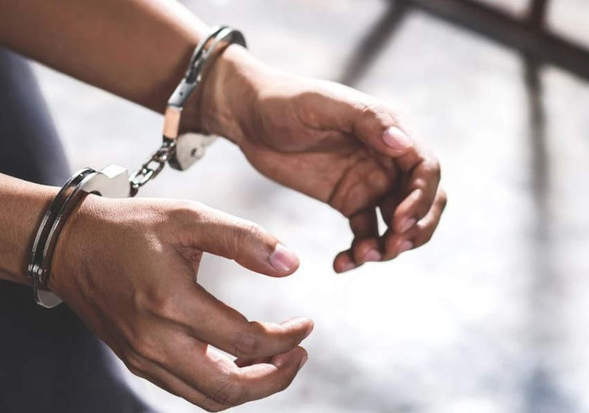 Privohen nga liria 4 persona në Shkup, policia ju gjeti kokainë dhe mariuhanë