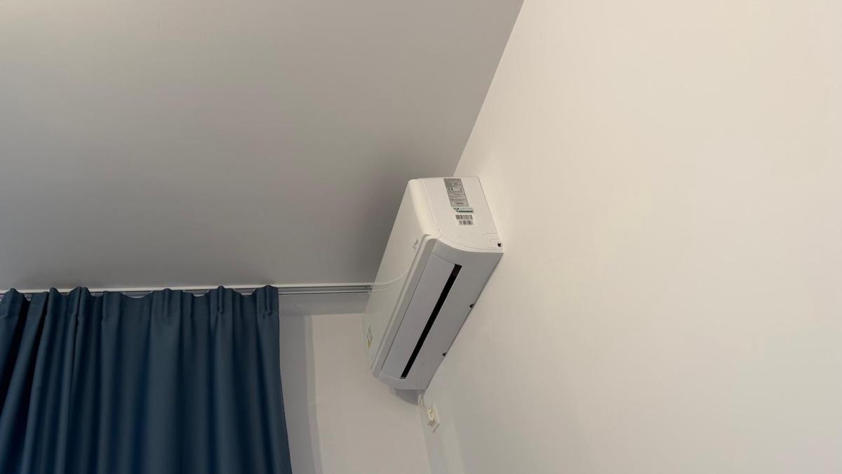 Să pornești și să oprești aerul condiționat sau să îl lași să funcționeze? Care variantă este mai economică