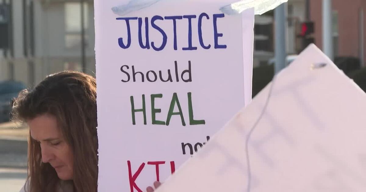 Glenwood neighbors gather for 'ICE Out' demonstration following Minneapolis shooting