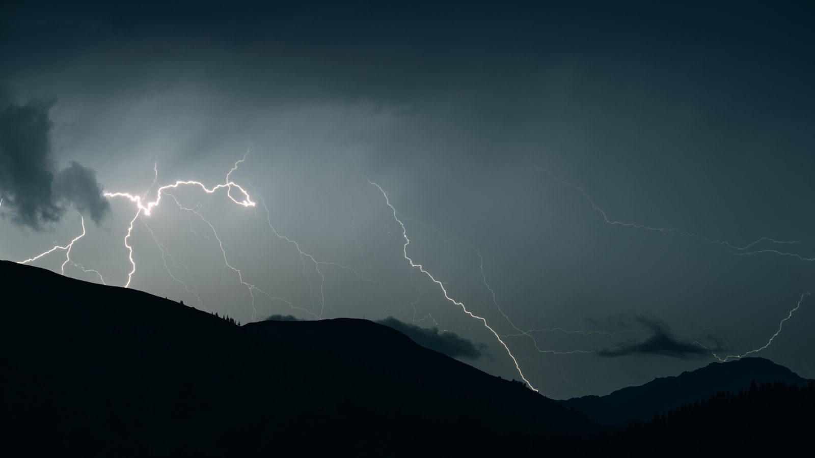 Ohio Golfer Struck by Lightning While Laughing at Friends Stuck in a Golf Cart — Survives Miraculously