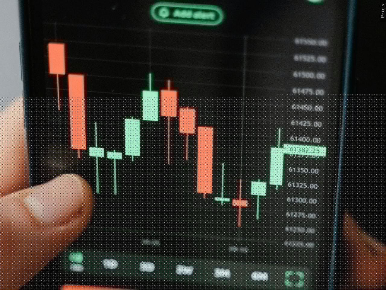 US stocks edge lower as oil prices rise and more earnings reports roll in