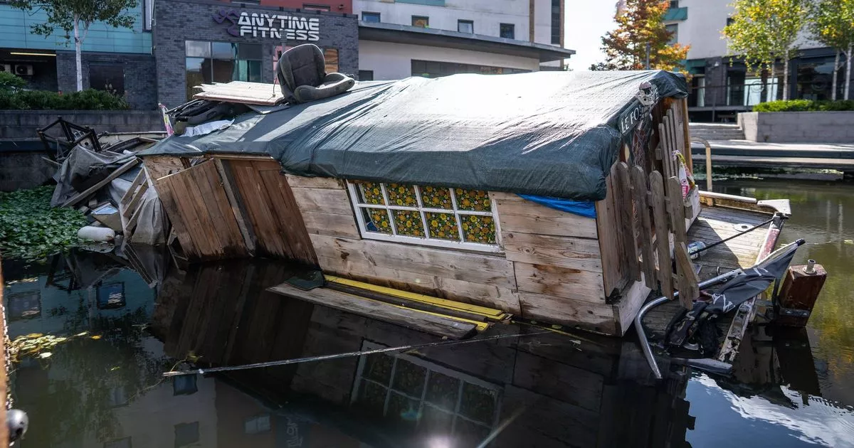 Anger as Leicestershire canal left resembling 'boat graveyard' with rotting vessels