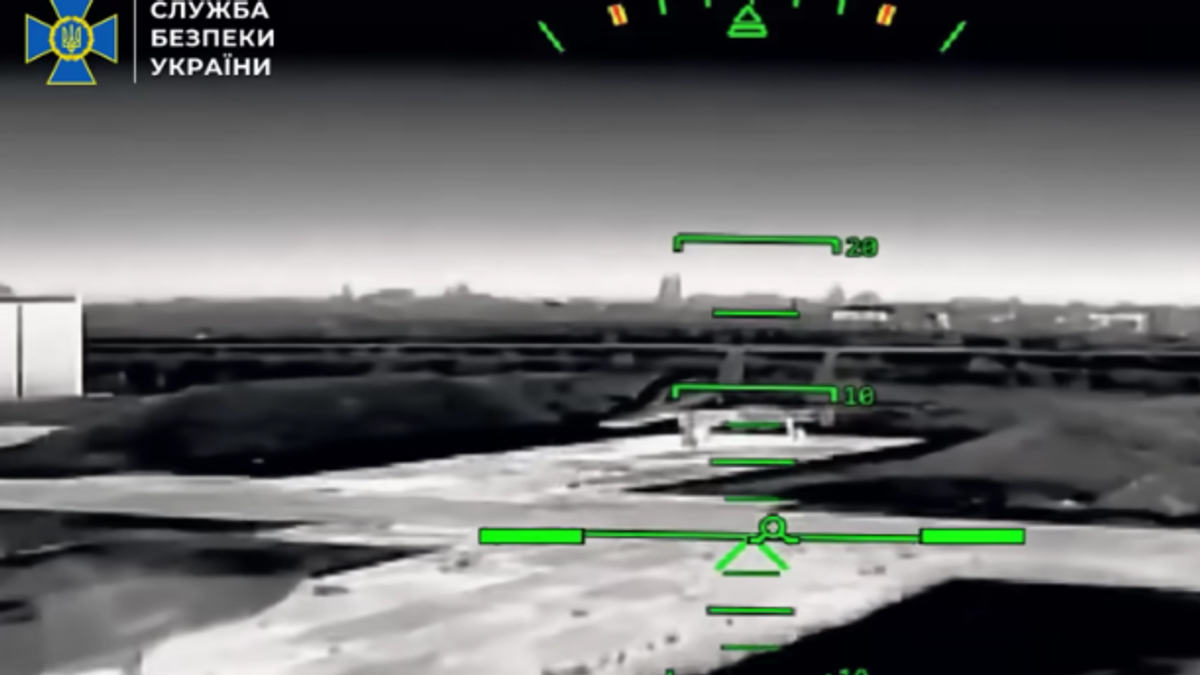 (VIDEO) RUSKI AVIONI U PLAMENU, ŠTETA MILIJARDU DOLARA! Ukrajinci objavili snimak napada na 5 aerodroma: Uništeno 15 letelica