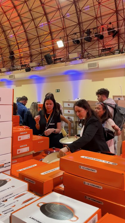 La fiebre del primer mercadillo en España de Le Creuset: ollas con 60% de descuento y entradas (casi) agotadas