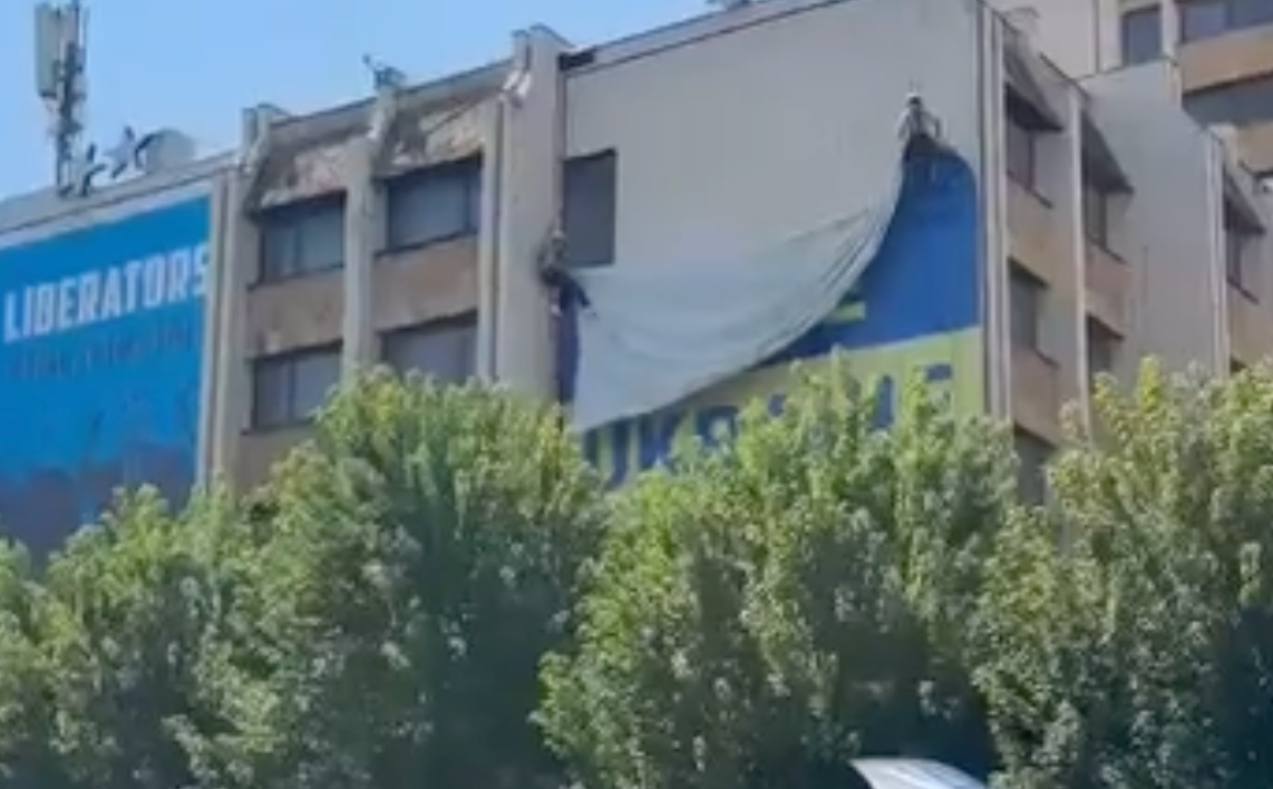 Symbol solidarności z Ukrainą zniknął. Ostra reakcja Kosowa na słowa Zełenskiego