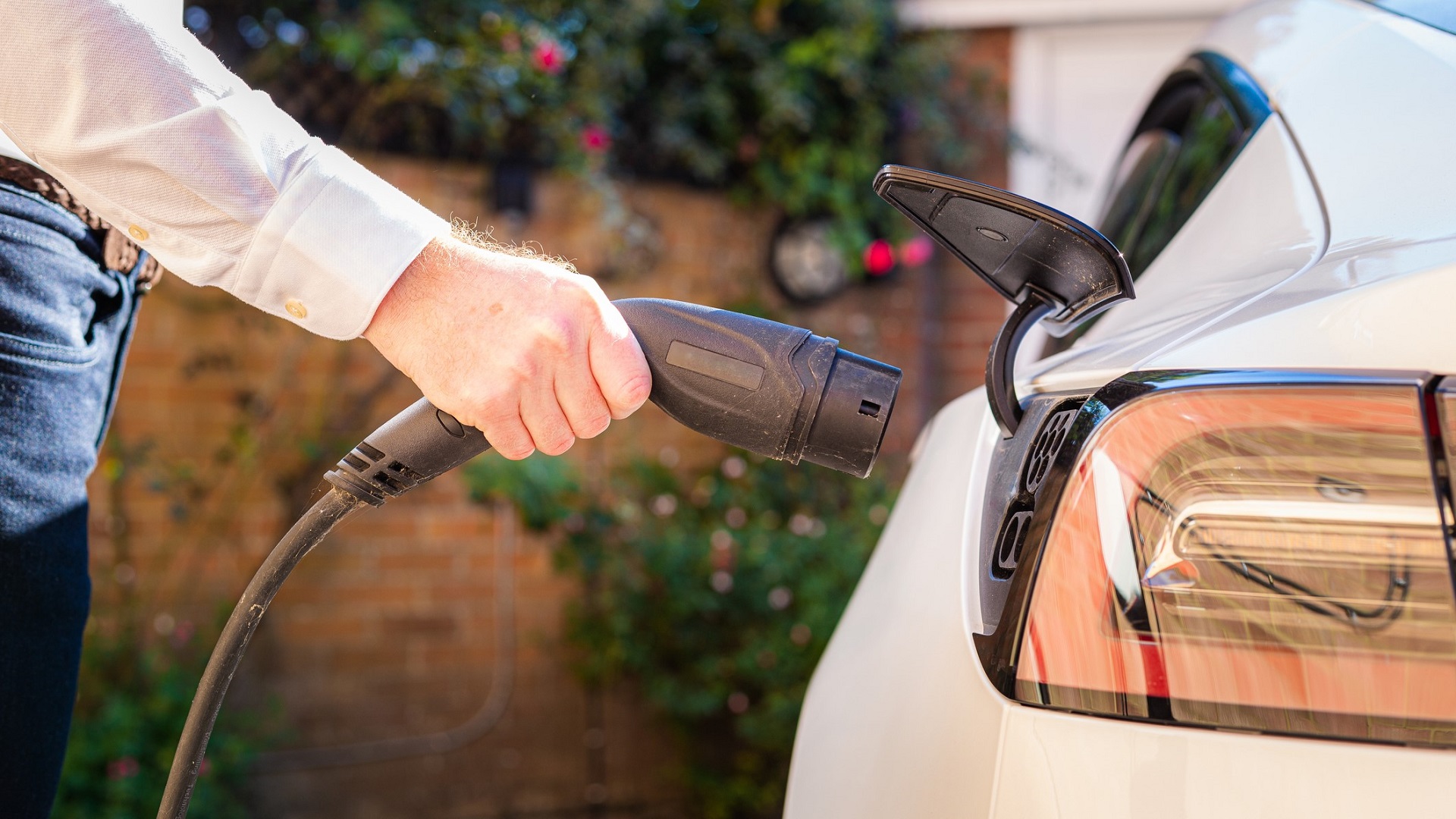 A Mechanic Said He Would Never Buy an EV — Here’s What Other Auto Experts Had To Say