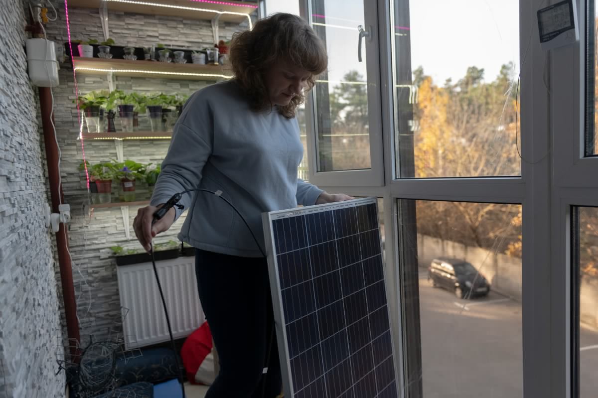 Nueva York podría permitir paneles solares enchufables en apartamentos: así funcionaría la nueva ley impulsada por legisladores